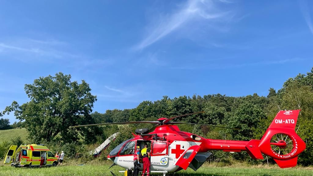 Muž se zranil pří práci s okružní pilou, s tepenným krvácením ho do nemocnice přepravil vrtulník